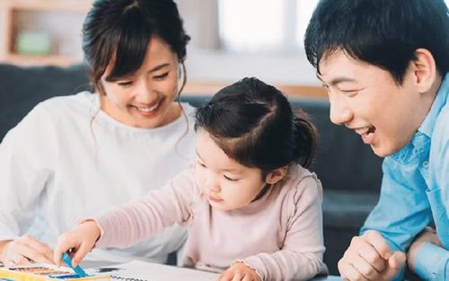 Điều quan trọng là trẻ cần hiểu rằng, sự yêu thương của cha mẹ không phụ thuộc vào việc sau này con có kiếm được nhiều tiền hay không. Ảnh minh họa.