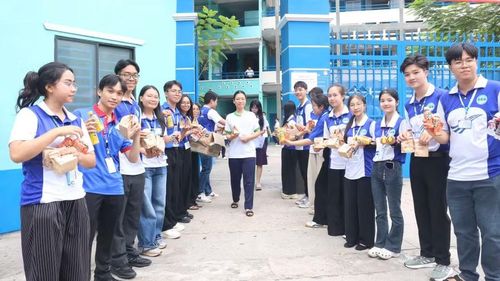 Đội hình chiến sĩ áo xanh Trường Đại học Sài Gòn sẵn sàng hỗ trợ thí sinh tại điểm thi. Ảnh: Trung Trí