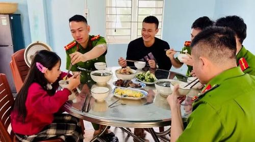 Từ những bữa cơm đời thường, cán bộ công an xã thêm gần gũi, đồng hành cùng các em trong hành trình trưởng thành
