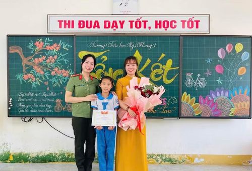  Kết quả học tập của Bảo Anh không chỉ là thành quả của nhà trường mà còn có sự đồng hành, dìu dắt và động viên của các chiến sĩ công an xã Kỳ Khang. 