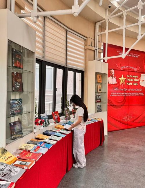 Trưng bày đưa lịch sử đến với người trẻ bằng hình thức gần gũi.