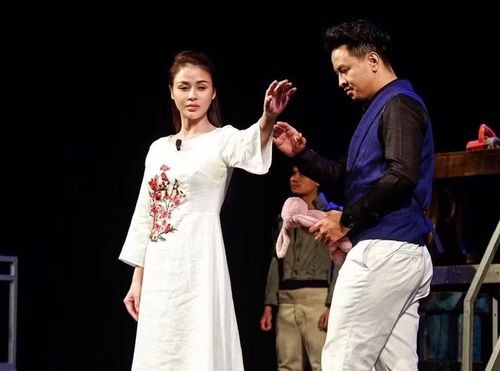 Cảnh trong vở diễn 'Hoa cúc xanh trên đầm lầy'.