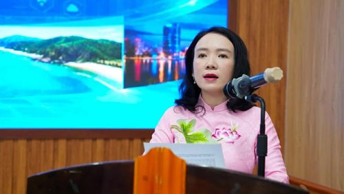 Bà Trần Thị Mỹ Hạnh, Giám đốc Sở Văn hóa, Thể thao và Du lịch Nghệ An, nhấn mạnh vai trò quan trọng của việc xây dựng thương hiệu địa phương. (Nguồn: Ban Tổ chức)