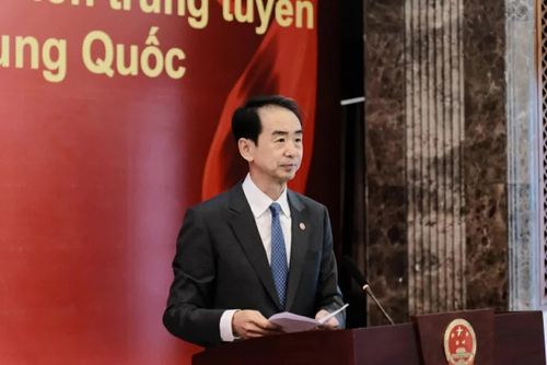 Đại sứ Trung Quốc tại Việt Nam Hà Vĩ phát biểu tại Lễ trao giấy nhập học cho các ứng viên trúng tuyển học bổng Chính phủ Trung Quốc năm học 2026-2027. (Ảnh: Trung Anh)
