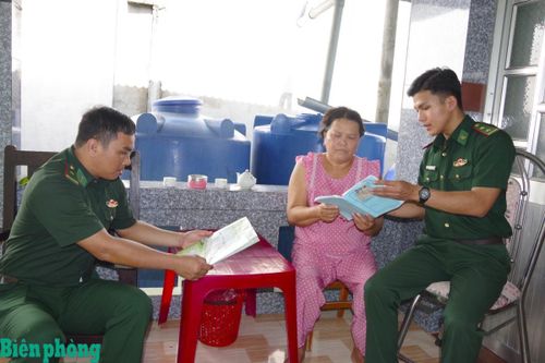 Bà Võ Thị Điệp phấn khởi “khoe” sổ theo dõi tình hình sức khỏe hiện tại với cán bộ Đồn Biên phòng Cổ Chiên. Ảnh: Lê Khoa