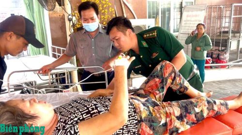 Một bệnh nhân được “Xe cứu thương Biên phòng 0 đồng” của Đồn Biên phòng Cổ Chiên hỗ trợ đưa đến bệnh viện cấp cứu. Ảnh: Đoàn Giỏi