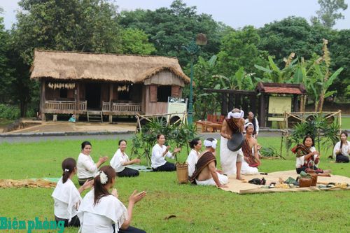 Lễ mừng lúa mới là dịp người Churu tạ ơn thần linh, cũng là dịp để cộng đồng gắn kết, trao truyền các giá trị văn hóa. Ảnh: Bích Nguyên