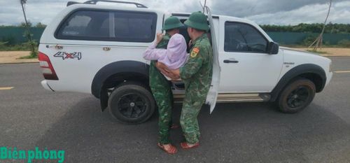 Cán bộ, chiến sĩ Đồn Biên phòng Cửa Tùng đưa người dân gặp nạn đến cơ sở y tế để kiểm tra, chăm sóc. Ảnh: Thiên Vũ