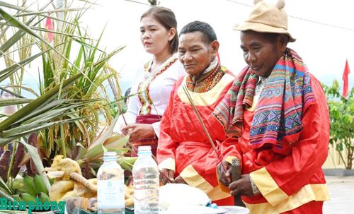 Già làng và trưởng bản thực hiện nghi thức cúng lễ. Ảnh: Thanh Giang