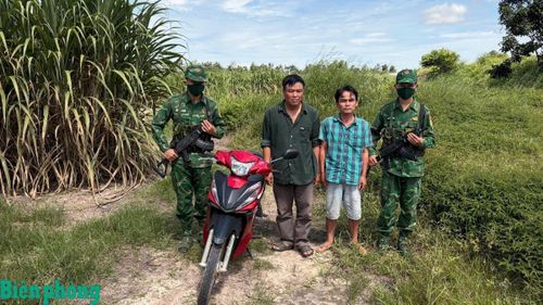Đối tượng Vũ Văn Đông và Nguyễn Quốc Hoàn bị bắt giữ khi nhập cảnh trái phép. Ảnh: Hải Bằng