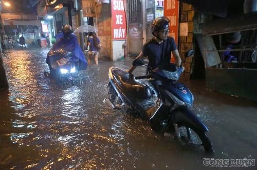 Hình ảnh mưa lớn, nước ngập tại ngõ 394 đường Mỹ Đình (Hà Nội).