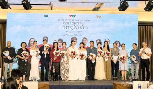 NSƯT Vũ Trường Khoa, Phó Giám đốc Trung tâm Phim truyền hình (ngoài cùng bên phải) tặng hoa ekip đoàn phim. Ảnh: Diệu Linh