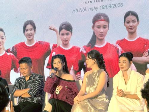 Minh (Thảo My) - Nhân vật trung tâm trong phim chia sẻ tại buổi họp báo. Ảnh :Diệu Linh