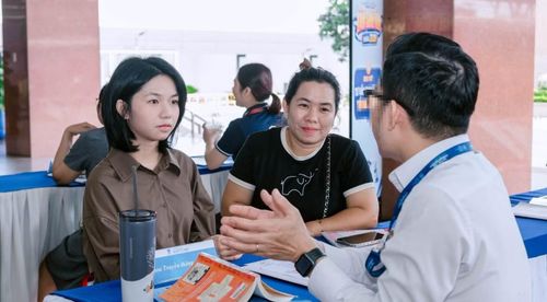 Hầu hết, các tân sinh viên đi nhập học đều có bố mẹ đi kèm vì lo sợ lừa đảo