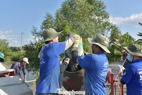 Các bạn cố gắng đẩy nhanh tiến độ để hoàn thành sớm con đường phục vụ người dân.