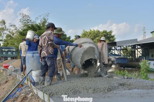 Đồng hành với sinh viên còn có người dân địa phương.