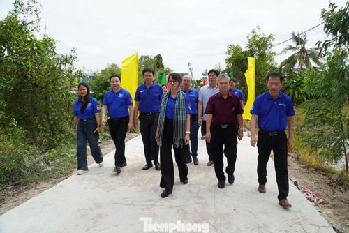 Lãnh đạo Nhà trường và tỉnh Đồng Tháp đi trên con đường mang thương hiệu "Bách khoa". Ảnh: Hòa Hội
