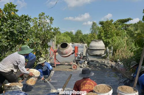 Con đường ngổn ngang cát đá được sinh viên hỗ trợ làm khang trang.