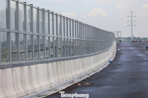 Đáng chú ý là hệ thống tường chống ồn dài khoảng 9 km đã được hoàn thành. Toàn tuyến lắp khoảng 9.130 tấm, tổng diện tích 18.260 m². Các tấm cao khoảng 4 m, được làm từ nhựa đặc chủng và khung nhôm.