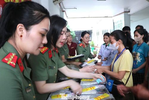 Những suất cơm được đóng gói cẩn thận, đầy đủ món ăn trước khi chuyển đến tay người bệnh.