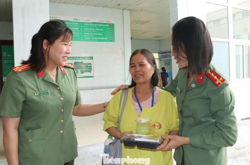 Chị Oanh xúc động bật khóc khi nhận được "suất cơm công an".