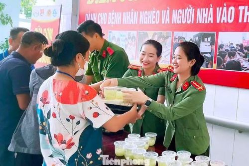 Cán bộ Hội Phụ nữ Công an tỉnh Nghệ An trao cơm tận tay bệnh nhân, người nhà bệnh nhân.
