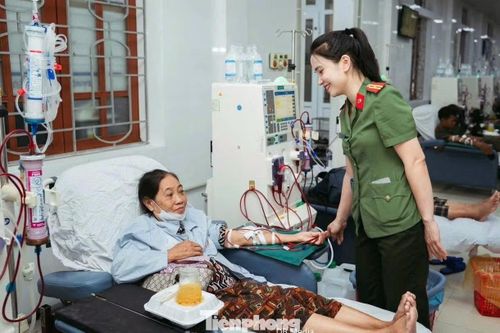  Chi hội Phụ nữ Công an xã Lam Thành trao gần 100 suất cơm đến các bệnh nhân và người nhà. 