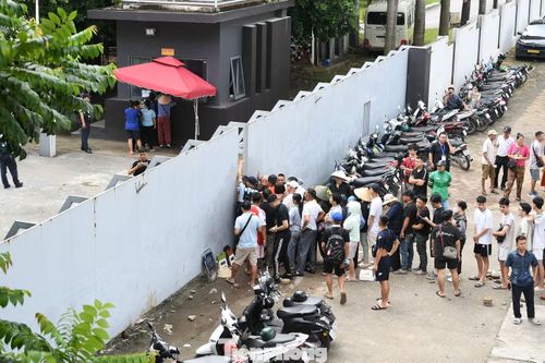 Không khí tại điểm bán vé khá nhộn nhịp. Người hâm mộ vừa xếp hàng vừa trao đổi về trận đấu, cơ hội của đội tuyển Việt Nam và những vị trí đẹp trên khán đài.