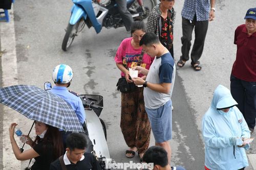 Dù liên tục chào mời người qua đường, một số người bán vé chợ đen vẫn không tìm được khách hỏi mua.
