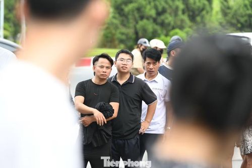 "Tôi muốn trực tiếp vào sân cổ vũ đội tuyển. Dù phải chờ từ sáng, tôi vẫn thấy rất vui vì được hòa vào không khí bóng đá", CĐV tên Chiến cho hay.