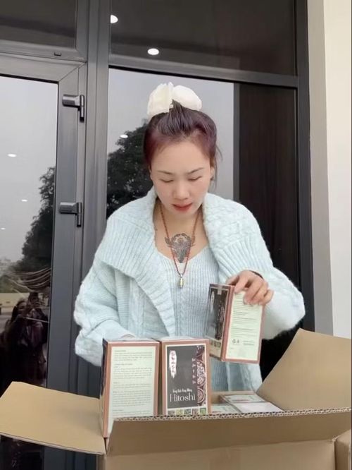 Vợ Phú Lê liên tục xuất hiện trong các video bán hàng. Ảnh: FBNV.