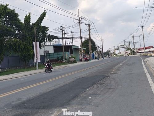 Một vị trí mặt đường Bùi Thị Xuân bị hư hỏng được nhà thầu tạm thời trám lại bằng nhựa. Ảnh: Nguyễn Tiến
