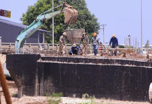  Đơn vị thực hiện dự án đang hoàn thiện các mố cầu, lao dầm, đổ bê tông mặt cầu. 