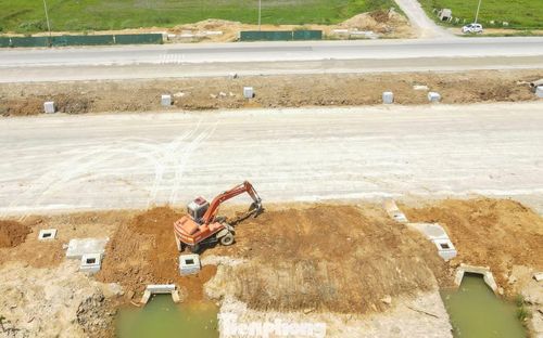 Theo ghi nhận, sau hơn 1 năm thi công, đến nay tuyến đường đang trong quá trình thi công hạng mục nền đường, cầu cống, hệ thống thoát nước.