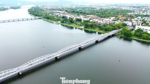 Đợt sửa chữa năm 2026 nằm trong gói thầu số 3 thuộc dự án sửa chữa một số đoạn Quốc lộ 1 qua TP. Huế. Riêng hạng mục cầu Trường Tiền được bố trí kinh phí hơn 12 tỷ đồng, tập trung vào sửa chữa, gia cố kết cấu và khôi phục diện mạo công trình. Khi lớp sơn nhũ bạc hoàn thiện, cây cầu biểu tượng bên dòng sông Hương sẽ trở lại với hình ảnh vốn có và đã in sâu trong ký ức của nhiều thế hệ người Huế.