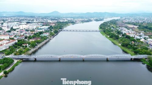 Hiện toàn bộ 12/12 vòm cầu Trường Tiền đã thi công xong phần sơn màu nhũ bạc. Đội ngũ công nhân tiếp tục hoàn thiện những hạng mục phía dưới gầm, dầm cầu. Theo ông Diện, khác với màu ghi từng xuất hiện trong nhiều năm, cầu Trường Tiền lần này được trả lại màu nhũ bạc gần với sắc màu nguyên bản. Cùng với sơn, đơn vị thi công sửa chữa khe co giãn, thay bu-lông hư hỏng và gia cố các cấu kiện xuống cấp.
