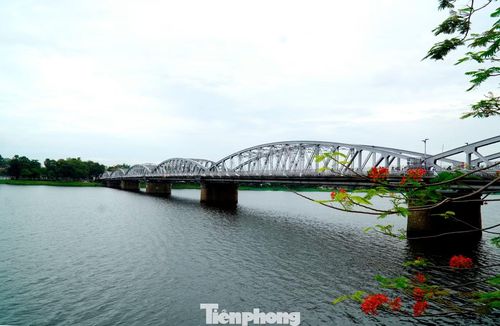 Dự án được triển khai từ đầu tháng 6, với thời gian thực hiện dự kiến khoảng 150 ngày. Nhà thầu tiến hành xử lý các cấu kiện thép han gỉ, mất tiết diện, sửa chữa những bộ phận xuống cấp và sơn lại toàn bộ hệ thống thép nhằm hạn chế ăn mòn, kéo dài tuổi thọ công trình.
