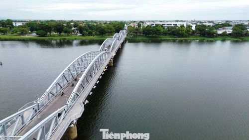 Đến nay, công trình sửa chữa cây cầu biểu tượng của xứ Huế đã bước sang tháng thứ ba thi công và đạt khoảng 65% khối lượng công việc.