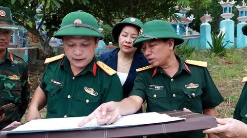 Đại tá Hà Văn Ái (bìa phải) - Phó Chính ủy Bộ CHQS TP. Huế, kiểm tra vị trí trên bản đồ - nơi nghi chôn thi thể các liệt sĩ ở phía bắc đèo Phước Tượng.