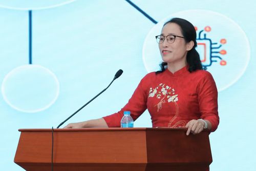  TS. Lê Thị Hà nhấn mạnh cần thay đổi tư duy khởi nghiệp để có những dự án, sản phẩm thiết thực hướng đến giá trị cộng đồng. 