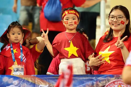 Từ người lớn tuổi đến các em nhỏ đều hòa chung vào không khí cổ vũ. Tất cả cùng hướng về đội tuyển Việt Nam với niềm tin và sự háo hức.