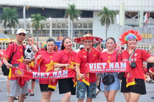 Không chỉ mặc áo đấu của tuyển Việt Nam, nhiều CĐV còn tạo dấu ấn bằng những phụ kiện cổ vũ độc đáo. Cờ, khăn, băng đô và những hình vẽ cờ đỏ sao vàng khiến không gian trở nên rực rỡ hơn.