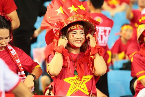 Sau cơn mưa lớn trước trận, thời tiết tại Mỹ Đình thuận lợi hơn khi tới giờ bóng lăn. Sự cuồng nhiệt của người hâm mộ không hề giảm sút, biến các khán đài thành điểm tựa tinh thần cho thầy trò HLV Kim Sang-sik.