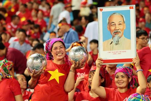 Một trong những hình ảnh đặc biệt trên khán đài là những bức ảnh Chủ tịch Hồ Chí Minh được CĐV trang trọng giương cao giữa rừng cờ đỏ sao vàng. Khoảnh khắc giàu cảm xúc khiến bầu không khí tại Mỹ Đình càng thêm đặc biệt.