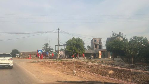 Người dân bàn giao mặt bằng cho đơn vị thi công dự án đi sân bay Thọ Xuân.
