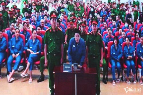 Nguyễn Trung Hiếu (ca sĩ Chi Dân) tại phiên tòa. Ảnh: Nguyễn Huế