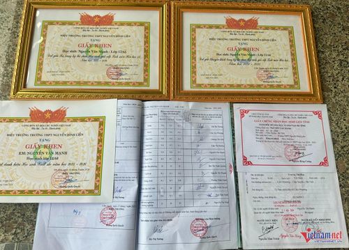 Những tấm giấy khen là thành quả nỗ lực của cậu học trò mồ côi mẹ.