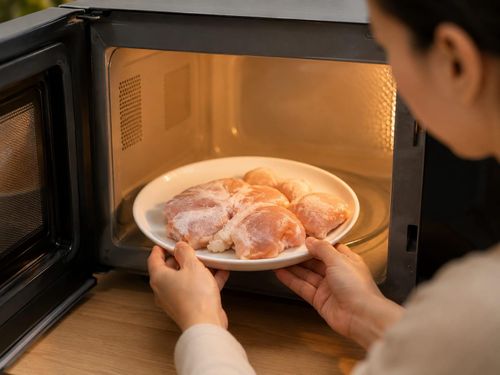 Rã đông thịt cấp tốc bằng thiết bị nhà bếp. Ảnh minh họa: AI