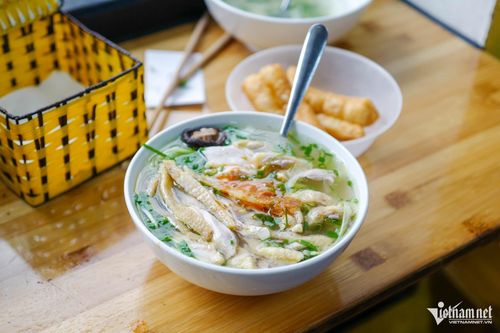 Phở Tiến thu hút đông đúc khách trong nước và quốc tế