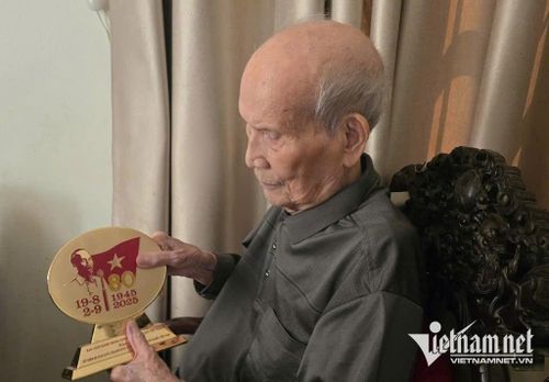 Khi nhìn lại những ngày đầu độc lập, ký ức của “Bác Năm vùng mỏ” không dừng ở một ngày lịch sử. Ảnh: Mỹ Dung